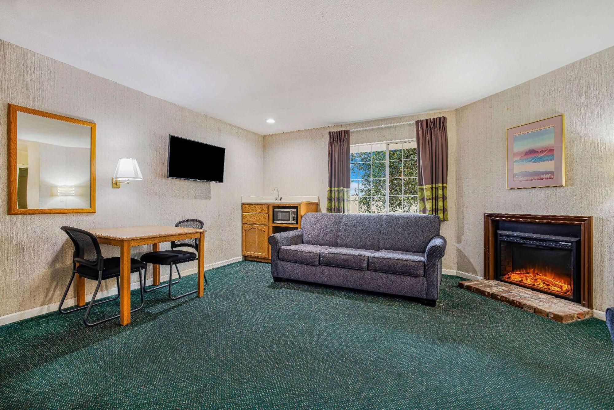 Super 8 By Wyndham Auburn Hotel Eksteriør billede